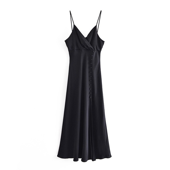 Silky long plain black strappy dress with buttons design - Picture 2 of 4